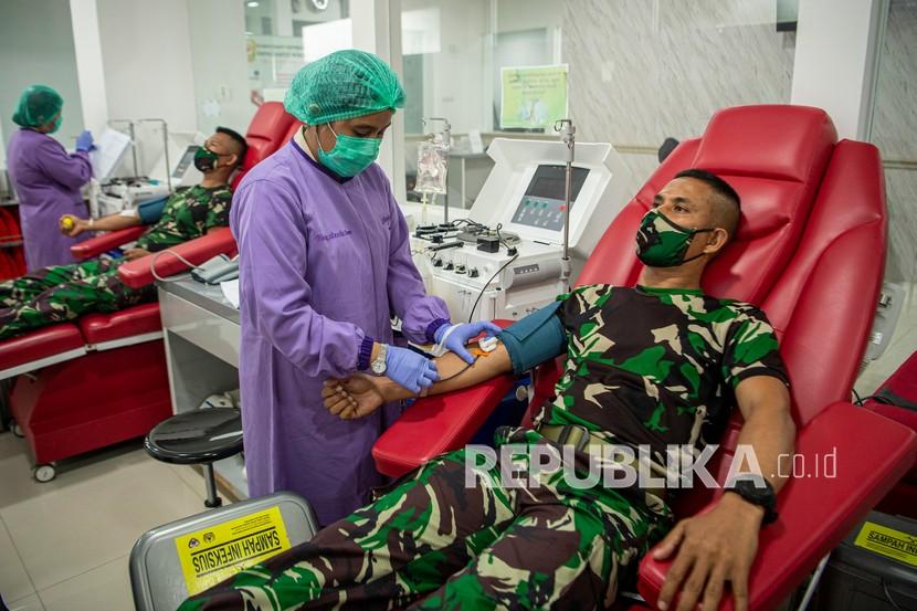 Prajurit TNI AD ikut melaksanakan donor plasma konvalesen pasien sembuh COVID-19 yang menggunakan alat apheresis bertujuan untuk membantu penyembuhan pasien terkonfirmasi Covid-19.  (ilustrasi)