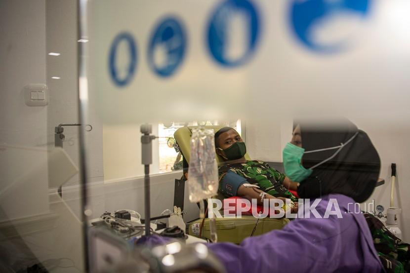 Prajurit TNI AD mendonorkan plasma darahnya di Unit Tranfusi Darah (UTD) Rumah Sakit Pusat Angkatan Darat (RSPAD) Gatot Soebroto Jakarta, Selasa (18/8/2020). Pengambilan plasma konvalesen pasien sembuh COVID-19 yang menggunakan alat apheresis bertujuan untuk membantu penyembuhan pasien terkonfirmasi COVID-19.