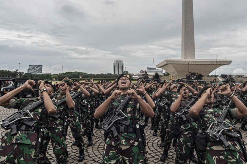 Prajurit Kostrad dan Kopassus mengikuti Apel Gelar Pasukan TNI Angkatan Darat (AD) 2022 di Lapangan Monas, Jakarta Pusat, Rabu (26/10/2022). 