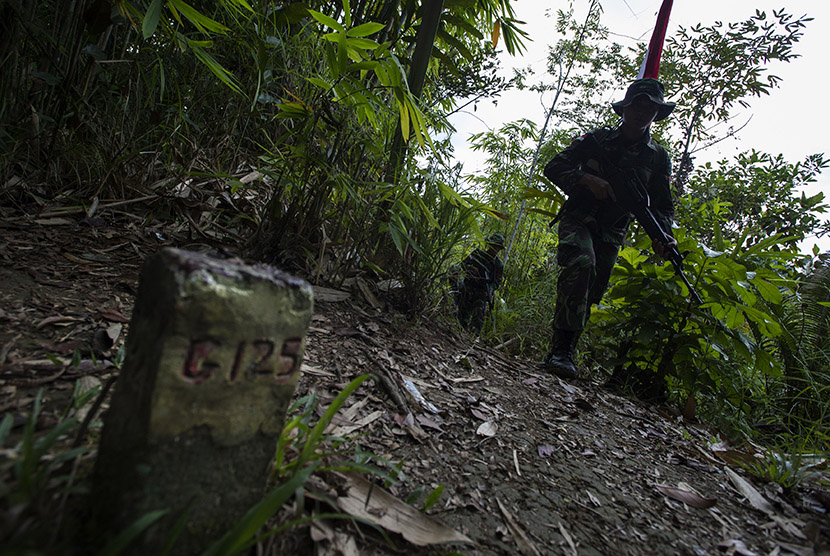 Prajurit TNI-AD yang tergabung dalam Satgas Pengamanan Perbatasan (Pamtas) melakukan patroli di hutan perbatasan Indonesia - Malaysia (Ilustrasi)