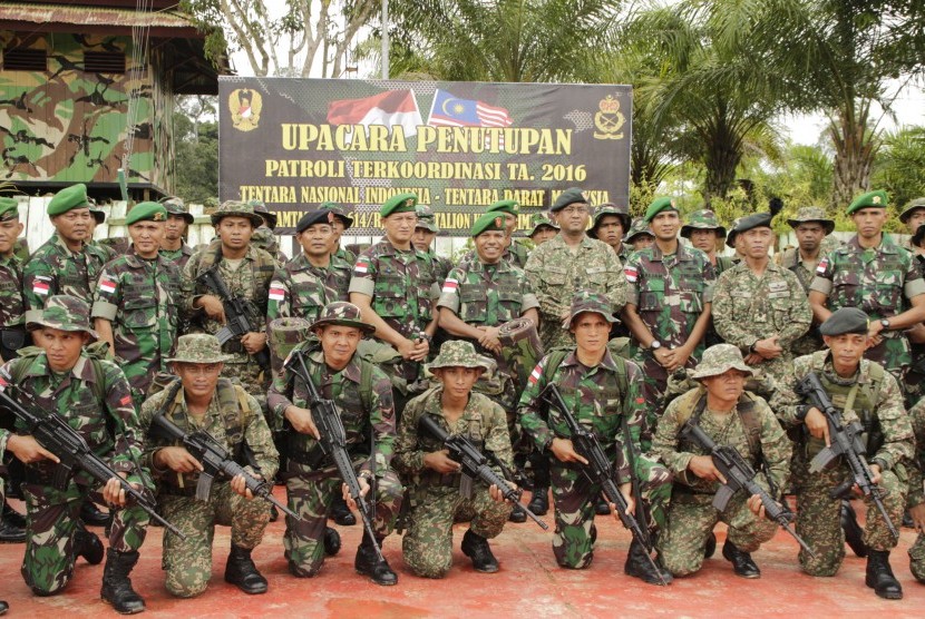 Prajurit TNI AD Yonif 614/Raja Pandhita berfoto bersama Tentara Diraja Malaysia.