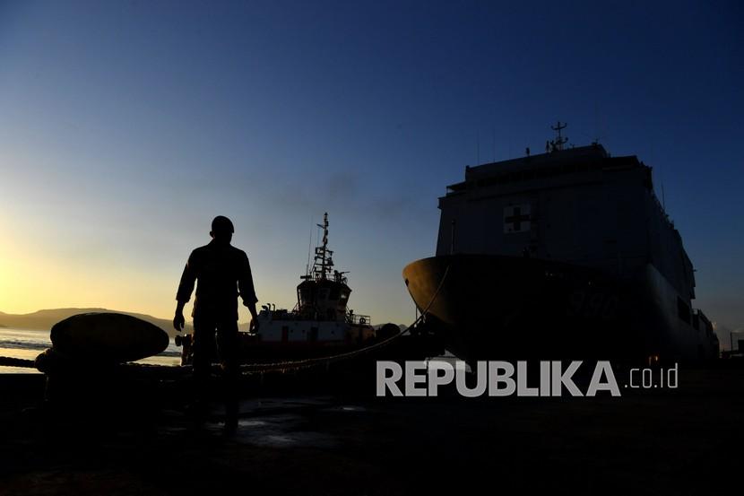 Prajurit TNI AL bersiap-siap melepas tali KRI dr Soeharso-990 ketika kapal tersebut akan berlayar di Pelabuhan Tanjung Wangi, Banyuwangi, Jawa Timur, Sabtu (24/4/2021). KRI dr Soeharso 990 kembali ke perairan Bali untuk memulai pencarian KRI Nanggala-402 yang hilang kontak saat menggelar latihan penembakan di utara Bali pada Rabu (21/4).