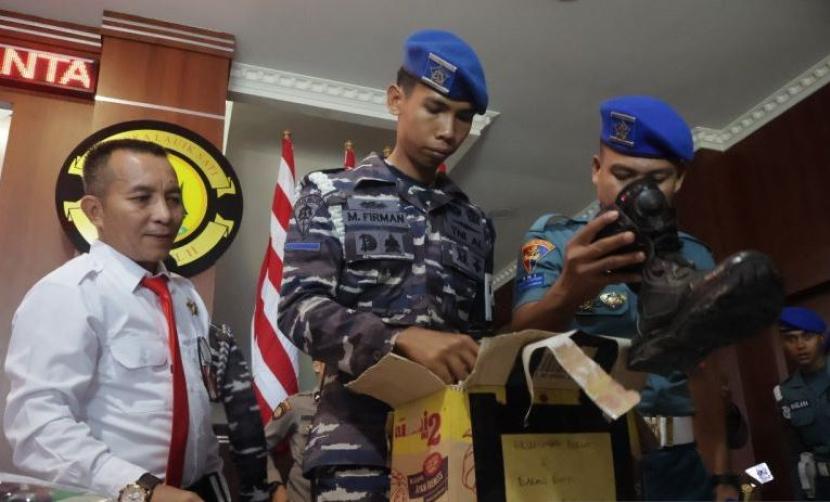 Prajurit TNI AL Lantamal II Padang memindahkan barang bukti ke sebuah kardus terkait kasus dugaan pembunuhan berencana di Kota Padang, Selasa (2/4/2024). 