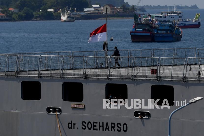 Santri DDII melaksanakan doa bersama untuk korban KRI Nanggala 402 . Foto: Prajurit TNI AL melintas disamping bendera merah putih yang dikibarkan setengah tiang di dek KRI dr Soeharso-990 ketika sandar di Pelabuhan Tanjung Wangi, Banyuwangi, Jawa Timur, Senin (25/4/2021). 