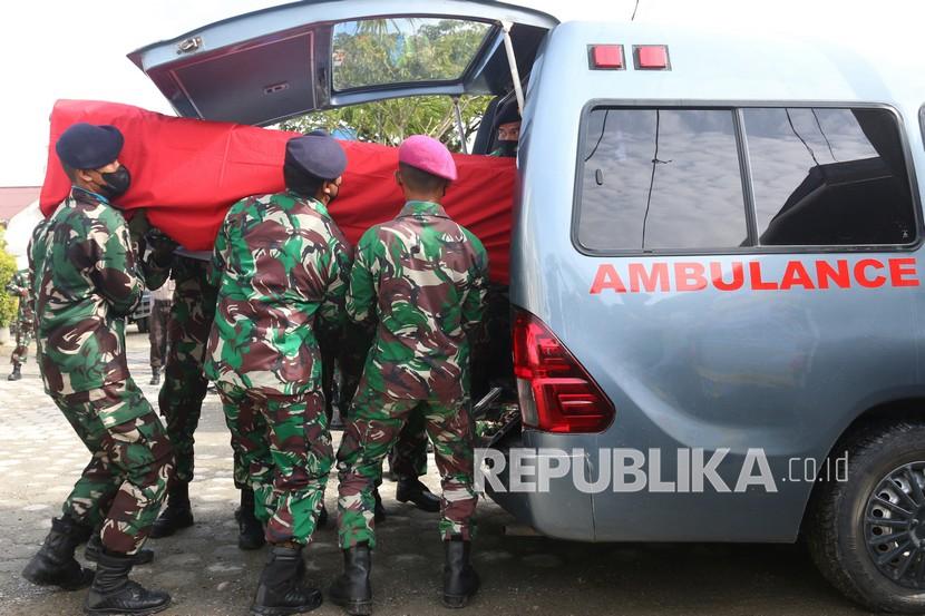 Prajurit TNI AL memasukan peti jenazah prajurit Marinir ke ambulan untuk diberangkatkan ke kampung halaman usai upacara pelepasan jenazah di Timika, Papua, Senin (28/3/2022). (Ilustrasi)