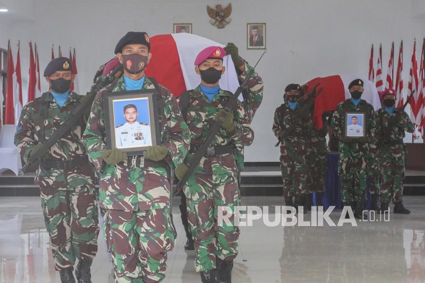 Ilustrasi. Prajurit TNI AL mengangkat peti jenazah prajurit Marinir TNI AL Lettu Marinir (Anumerta) Muhammad Iqbal. 