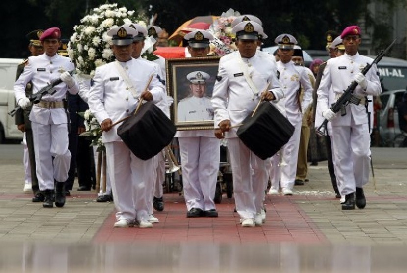 Prajurit TNI AL mengusung jenazah Almarhum Laksamana Muda TNI (Purn) Tarmizi Taher menuju liang lahat di Taman Makam Pahlawan Kalibata, Jakarta Selatan, Selasa (12/2). 