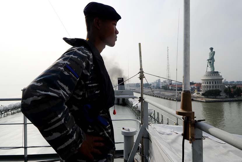 Prajurit TNI Angkatan Laut bersiap di Kapal Perang Republik Indonesia (KRI) Makassar saat melintasi perairan Selat Madura, Jawa Timur, Selasa (3/6)