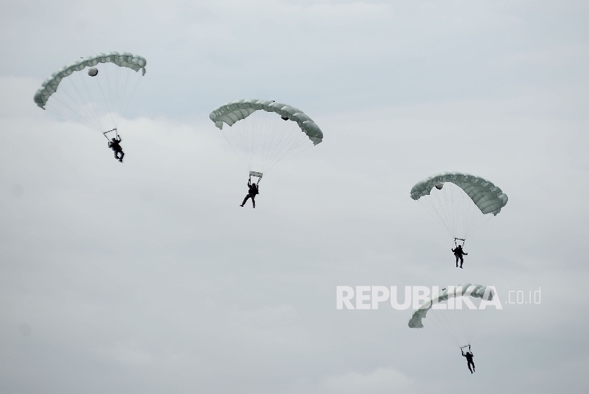 Prajurit TNI Angkatan Udara (AU) melakukan atraksi terjun payung saat gladi bersih persiapan peringatan Ke 71 Hari TNI Angkatan Udara Tahun 2017 di Lanud Halim Perdanakusuma, Jakarta, Jumat (7/4).