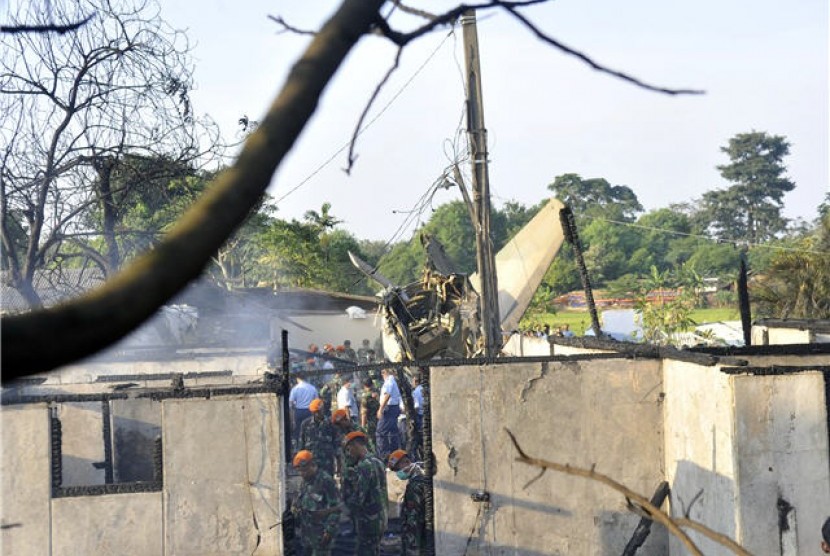 Prajurit TNI AU berada didekat bangkai pesawat Fokker 27 yang jatuh di sekitar kompleks perumahan Halim Perdanakusuma, Jakarta, Kamis (21/6).