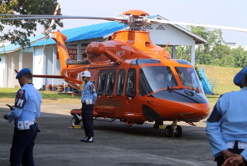 [ilustrasi] Prajurit TNI AU berjaga di dekat Helikopter AW139 milik Basarnas.