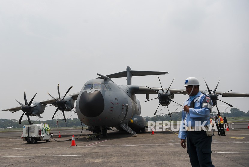 Prajurit TNI AU berjaga di depan pesawat AIRBUS A400M di Bandara Halim Perdana Kusuma, Jakarta, Selasa (12/11/2019).