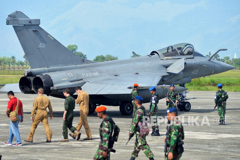 Pesawat tempur Dassault Rafale milik Angkatan Laut Prancis mendarat di Lanud Sultan Iskandar Muda (SIM), Blangbintang, Aceh Besar, Aceh, Ahad (19/5/2019). TNI AU mengincar 36 unit Rafale hingga 2024.