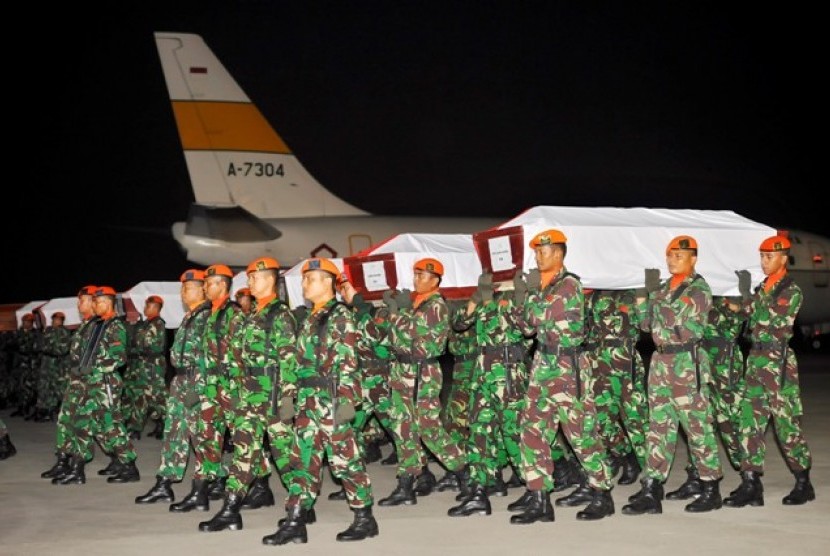Prajurit TNI AU memanggul peti jenazah korban kecelakaan pesawat Hercules C-130 saat upacara penghormatan terakhir di Lanud Halim Perdana Kusuma, Jakarta, Rabu (1/7).
