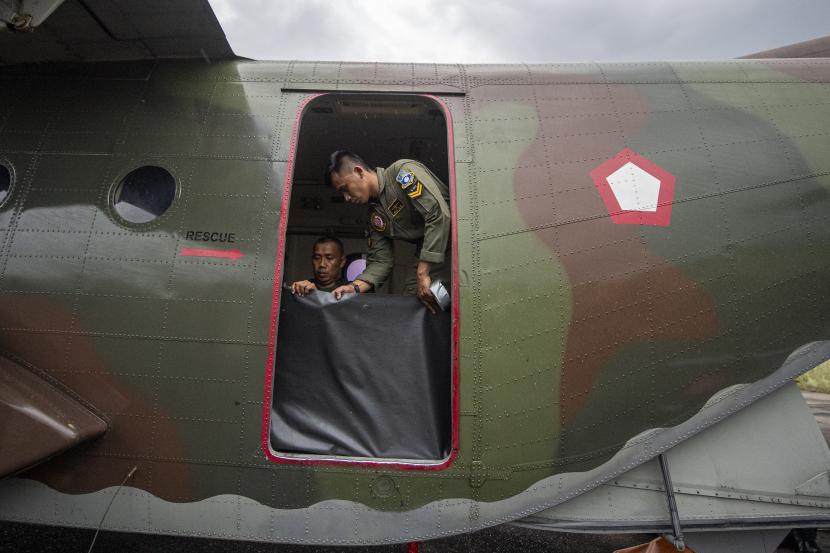 Prajurit TNI AU memasang lantai inner cover di pesawat Cassa C-212 milik Skadron IV Lanud Abdulrachman Saleh sebagai persiapan operasi Teknologi Modifikasi Cuaca (TMC) di Pangkalan Udara Sri Mulyono Herlambang (Lanud SMH) Palembang, Sumatera Selatan, Selasa (24/5/2022). Operasi TMC yang merupakan kolaborasi dari Kementerian Lingkungan Hidup dan Kehutanan (KLHK), Badan Riset dan Inovasi Nasional (BRIN), TNI AU, Badan Penanggulangan Bencana Daerah (BPBD) Sumsel-Jambi, Balai Pengendalian Perubahan Iklim dan Kebakaran Hutan dan Lahan (PPIKHL) Sumatera, PT Wirakarya Sakti (APP Sinar Mas) dan Asosiasi Pengusaha Hutan Indonesia (APHI) ini bertujuan untuk mengoptimalkan potensi curah hujan menjelang musim kemarau di Sumatera Selatan dan Jambi.