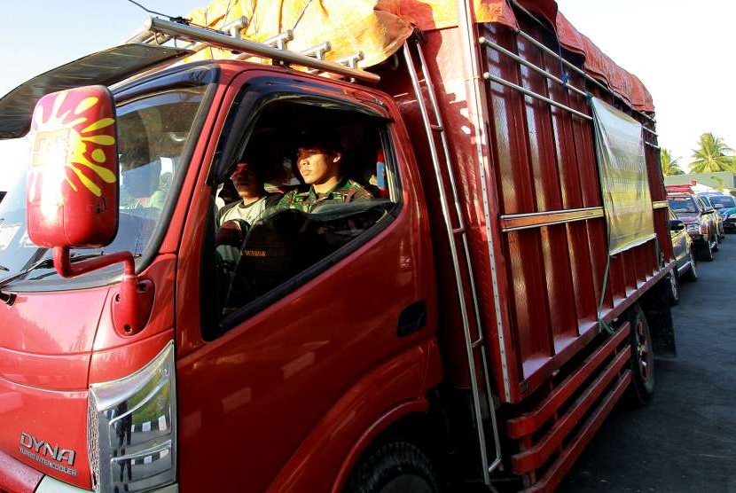 Prajurit TNI berada di dalam truk pengangkut bantuan logistik dari berbagai instansi dan masyarakat di Makorem 133/Nani Wartabone, Kabupaten Gorontalo, Gorontalo, Selasa (2/10).