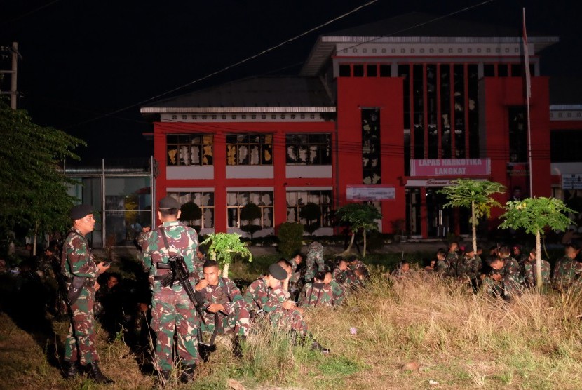 Prajurit TNI berjaga di depan Lapas Narkotika Kelas III Langkat pasca kerusuhan yang terjadi, di Langkat, Sumatera Utara, Kamis (16/5).