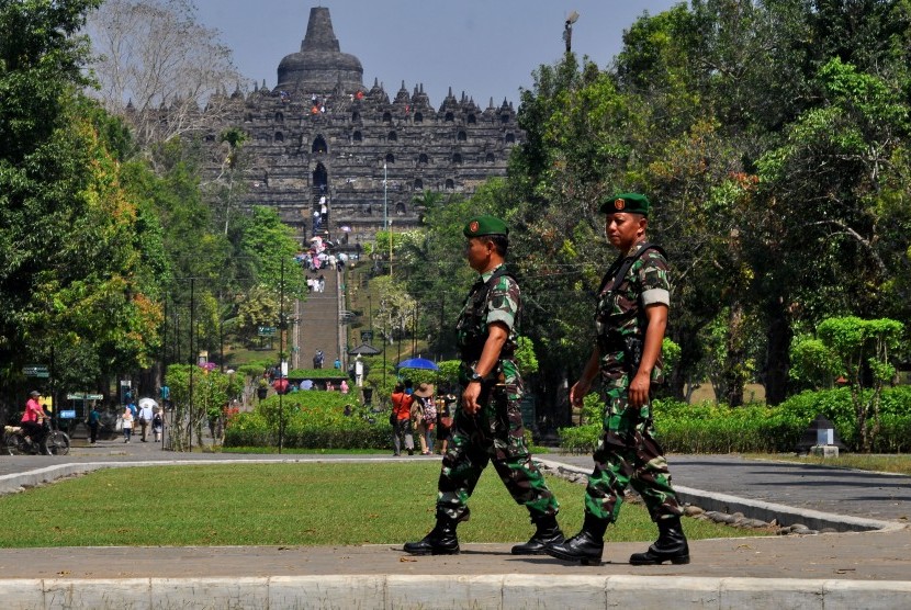 Prajurit TNI berpatroli mengamankan kawasan Taman Wisata Candi (TWC) Borobudur, Magelang, Jawa Tengah, Kamis (7/9).