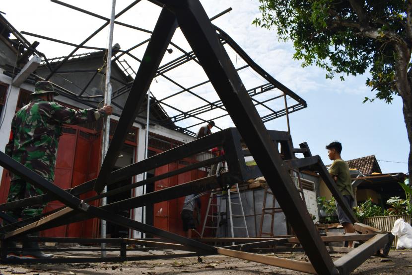 Prajurit TNI bersama warga membenahi bangunan rumah yang rusak akibat puting beliung (ilustrasi)