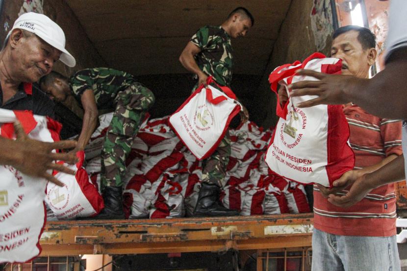 Prajurit TNI bersama warga memindahkan bantuan paket sembako dari Presiden Joko Widodo di posko utama gempa bumi di Kantor Bupati Pasaman Barat (ilustrasi) 