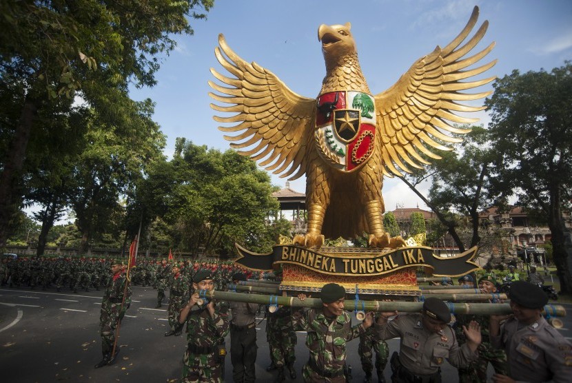 Prajurit TNI dan Polri mengarak patung Garuda Pancasila.