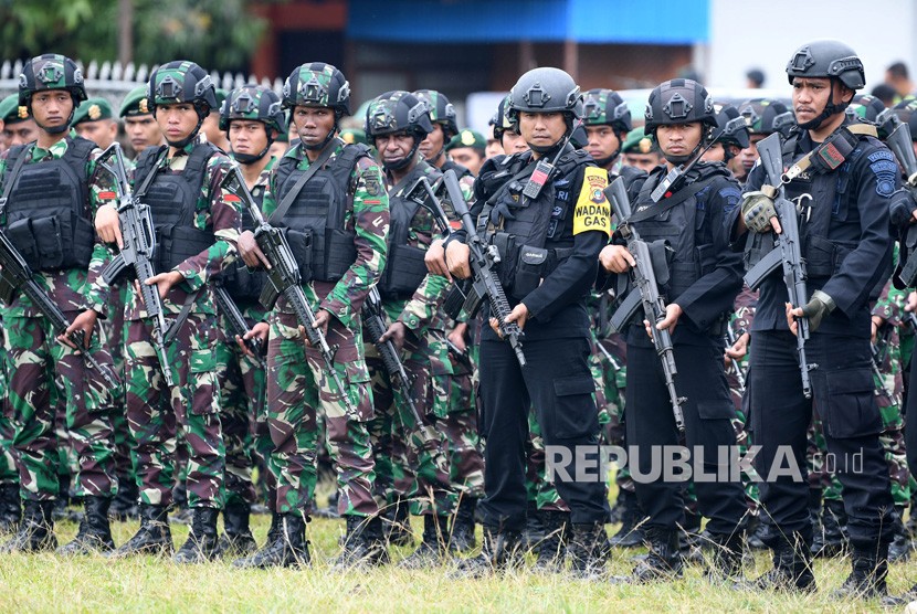 Prajurit TNI dan Polri mengikuti upacara apel gabungan di Kota Wamena, Kabupaten Jayawijaya, Papua, Senin (14/10/2019).