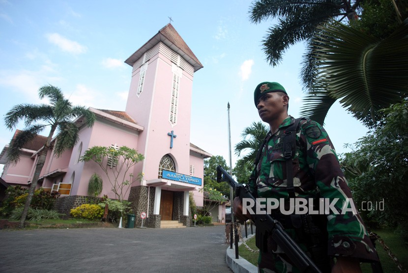 Prajurit TNI dari Bataliyon 511 berjaga di salah satu gereja katolik di Blitar, Jawa Timur, Ahad (13/5).