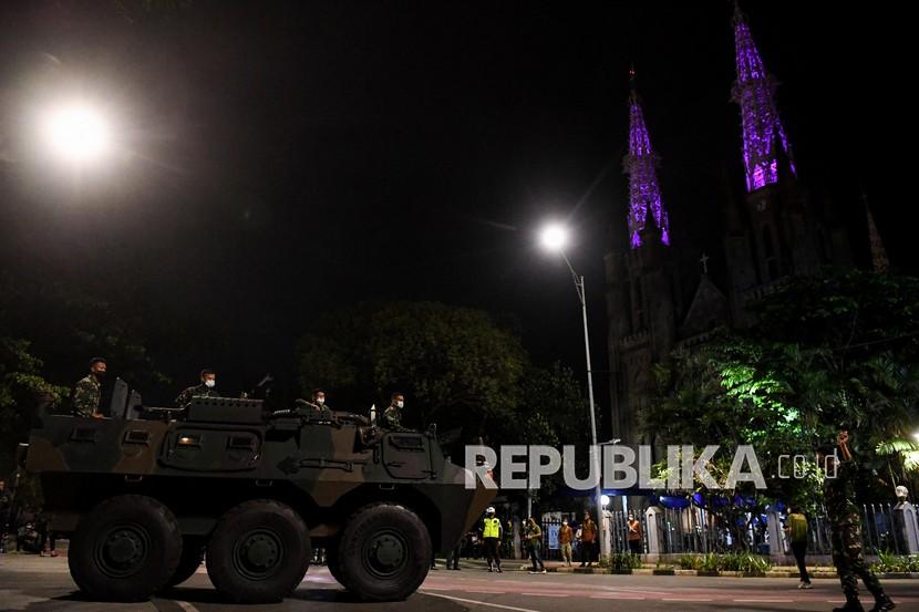 Prajurit TNI dengan Panser Anoa tiba di depan Gereja Katedral di Jakarta, Kamis (1/4/2021). Sebanyak 5.590 personel gabungan TNI-Polri disiapkan untuk mengamankan Pekan Suci Paskah 2021 di Ibu Kota.