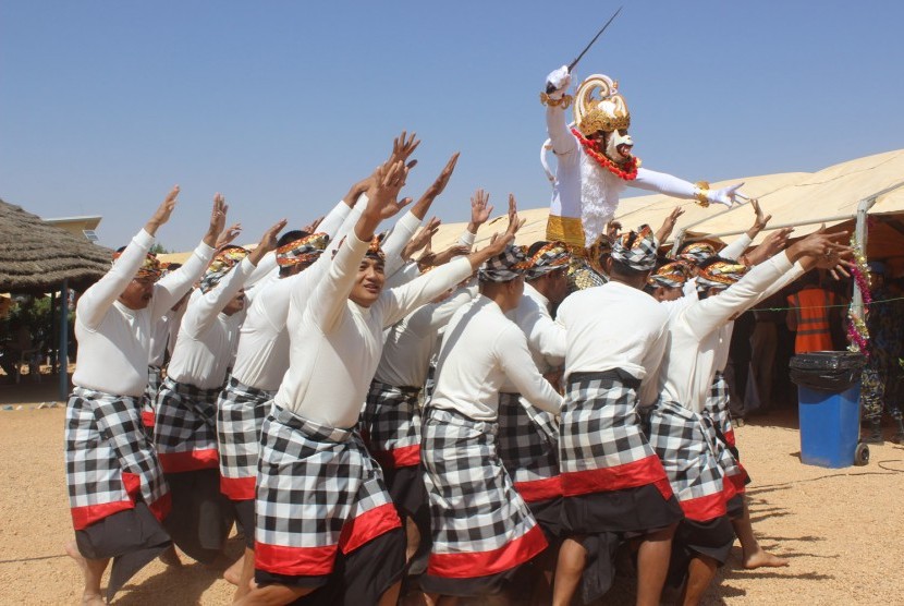 Prajurit TNI di Darfur menampilkan atraksi Tari Kecak Bali.