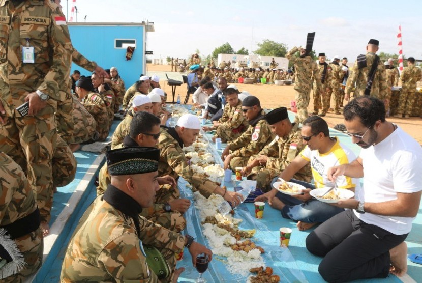 Prajurit TNI di Darfur merayakan Lebaran dengan makan bersama militer dari Maroko, Bangladesh, dan warga lokal Sudan.