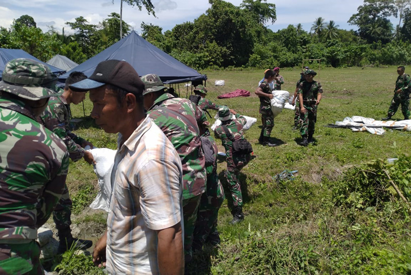Prajurit TNI gabungan bahu membahu bersama masyarakat mendirikan tenda-tenda pengungsi dan sumur bor (ilustrasi)