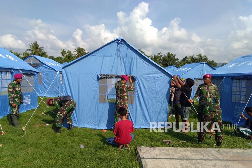 Prajurit TNI gabungan dari Pasmar 1 Jakarta dan Pasmar 2 Surabaya bahu membahu bersama masyarakat mendirikan tenda-tenda pengungsi di Desa Labean Kecamatan Balesang, Donggala.