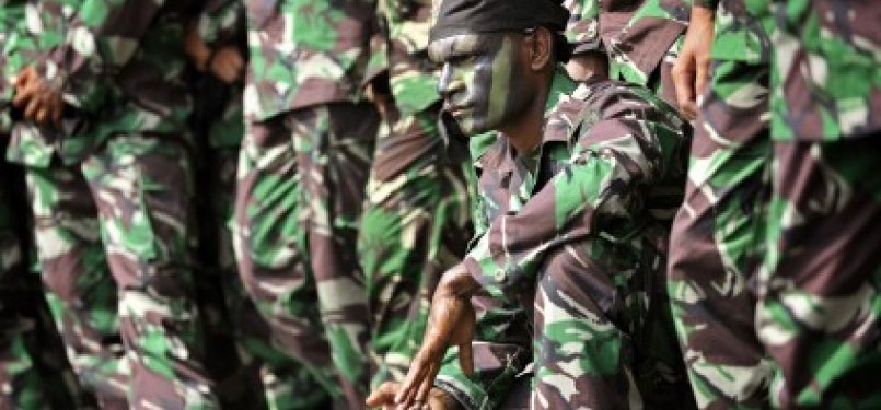 Prajurit TNI harus meningkatkan kemampuan tempur dan persenjataan agar dapat membela tegaknya NKRI.