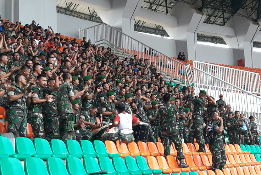 Prajurit TNI jadi supporter tim Jabar.