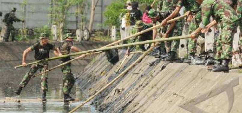 Prajurit TNI Kodam VII/Wirabuana saat kerja bhakti membersihkan kanal.