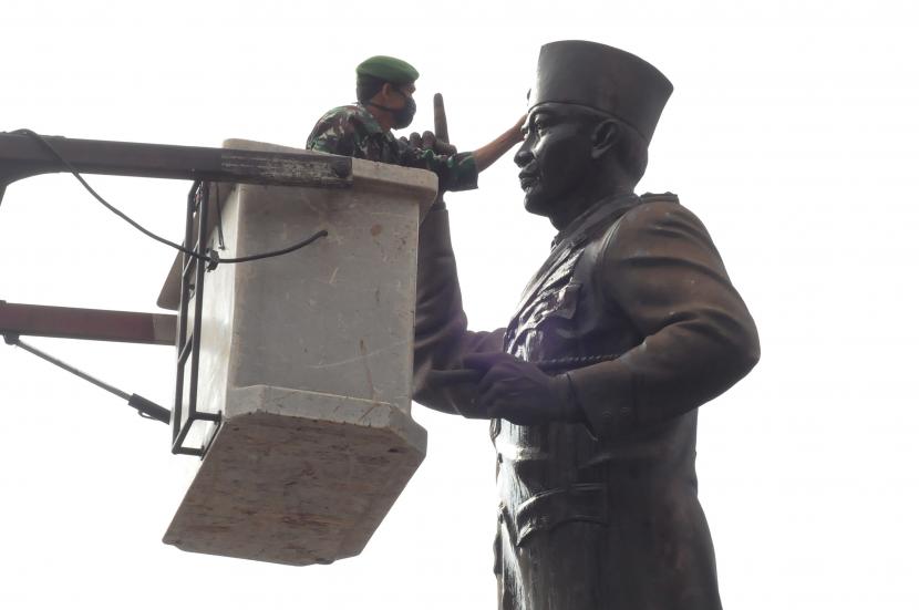 Usulan permintaan maaf kepada mantan Presiden RI, Soekarno menjadi perdebatan publik. Foto ilustrasi prajurit TNI Kodim 0724 Boyolali membersihkan patung Soekarno di Boyolali, Jawa Tengah.