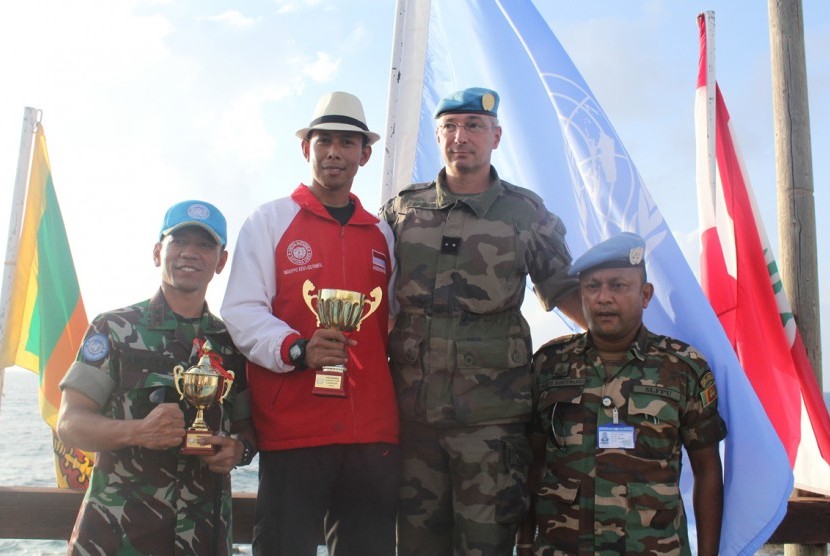 Prajurit TNI Kontingen Garuda meraih trofi.