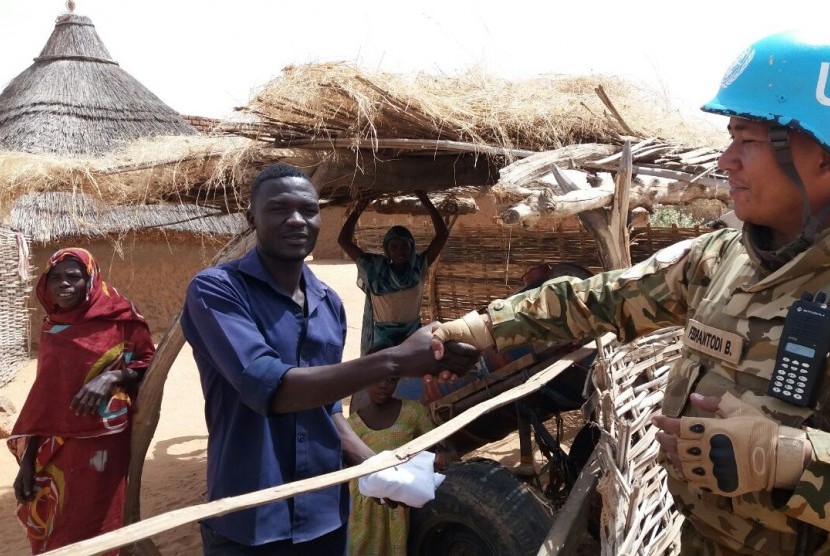Prajurit TNI Kontingen Garuda XXXV-B/Unamid memberikan bantuan ke warga Darfur, Sudan.