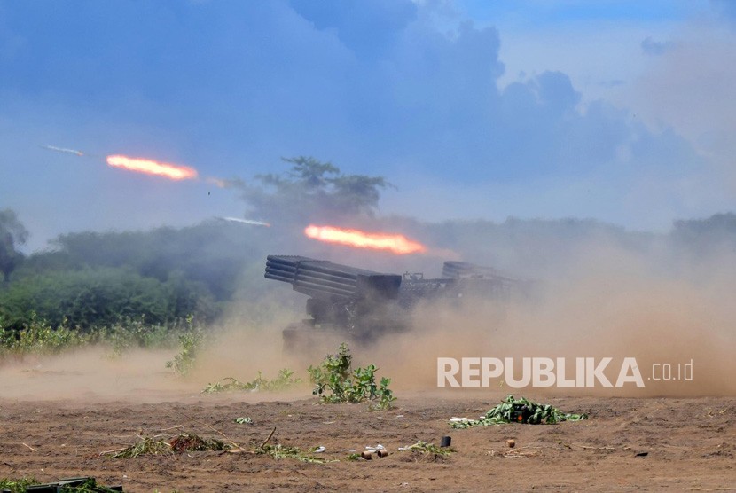 Prajurit TNI melaksanakan Latihan Bantuan Tembakan Terpadu 2018 di Pusat Latihan Tempur Marinir Asembagus, Situbondo, Jawa Timur, Rabu (28/11). 