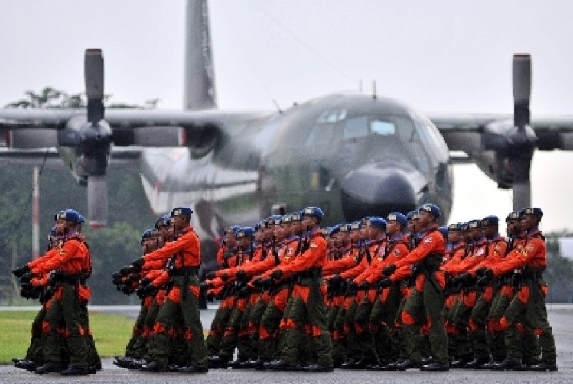 Prajurit TNI melakukan defile.