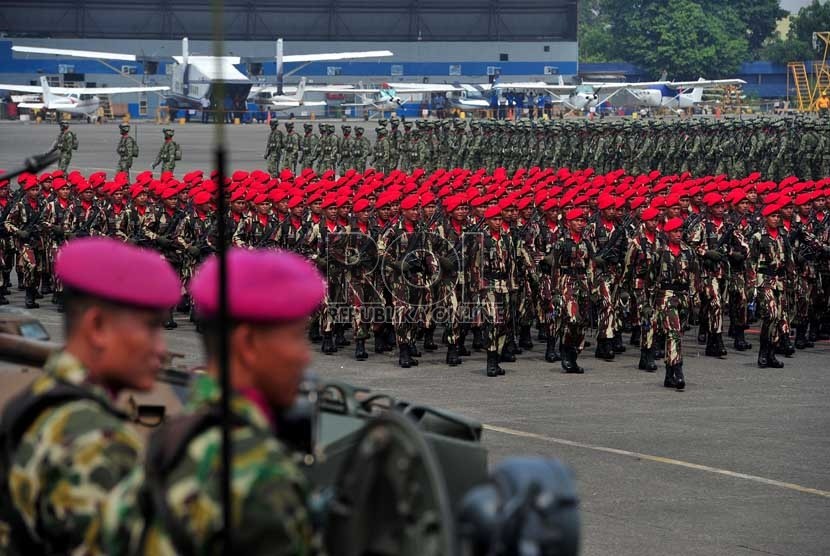 Prajurit TNI melakukan defille pasukan saat acara gladi bersih upacara peringatan ke-67 Hari Jadi TNI di Bandara Halim Perdanakusuma,Jakarta Timur,Rabu (3/10). (Edwin Dwi Putranto/Republika)