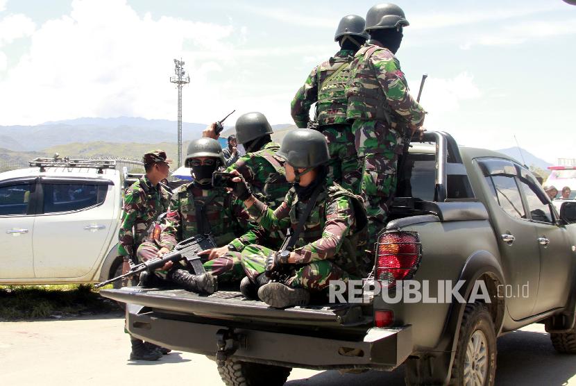 Prajurit TNI melakukan patroli keamanan di Wamena, Papua, Senin (30/9/2019).