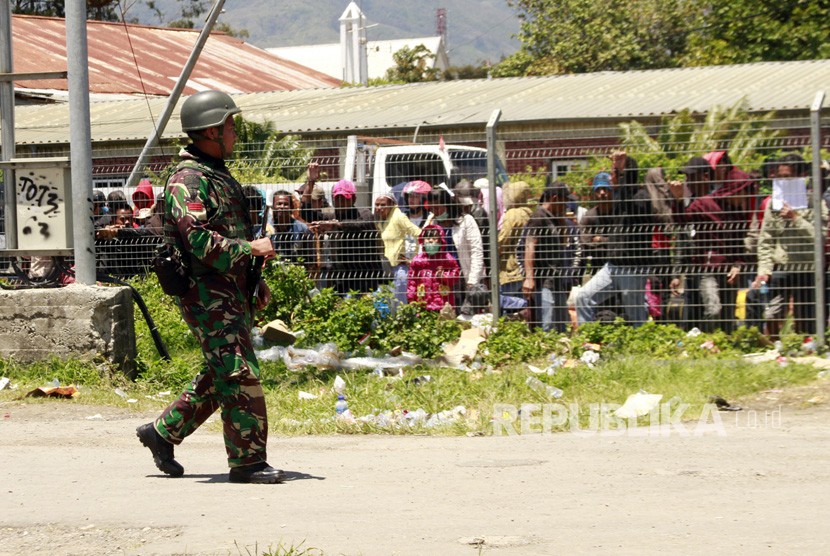 Prajurit TNI berpatroli di Papua. Satu prajurit kembali dilaporkan gugur tertembak separati di Papua.