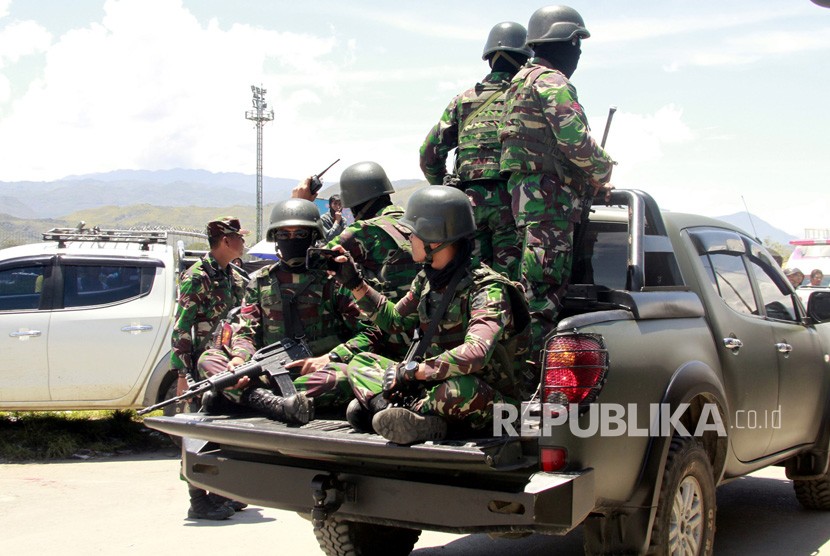 Prajurit TNI melakukan patroli keamanan di Wamena, Papua, Senin (30/9/2019). 