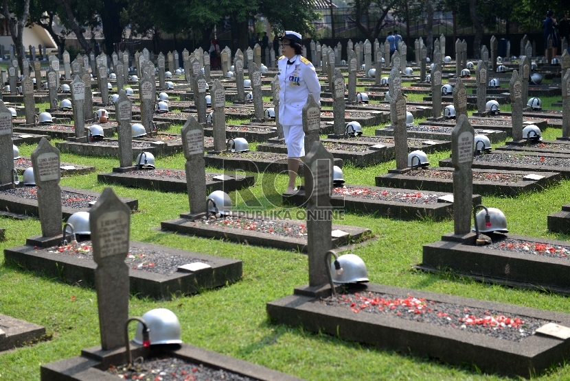 Prajurit TNI melintas diantara makam pahlawan usai upacara Hari Pahlawan di Taman Makam Pahlawan Kalibata, Jakarta, Selasa (10/11).   (Republika/Wihdan)