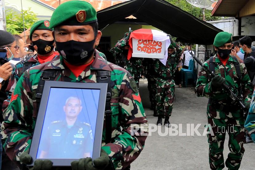 Prajurit TNI membawa peti jenazah Komandan Tim (Dantim) Badan Intelijen Strategis (BAIS TNI) Abd Majid (53) sebelum dikebumikan di Tempat Pemakaman Umum (TPU) Desa Beurawe, Kuta Alam, Banda Aceh, Aceh, Jumat (29/10/2021). Almarhum Abd Majid meninggal dunia dalam peristiwa penembakan yang diduga dilakukan Orang Tak Dikenal (OTK) pada Kamis (28/10/2021) di Desa Lhok Panah, Kecamatan Sakti, Kabupaten Pidie.