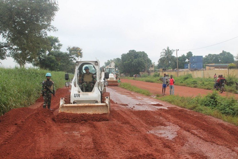 Prajurit TNI memperbaiki jalan di Republik Afrika Tengah.