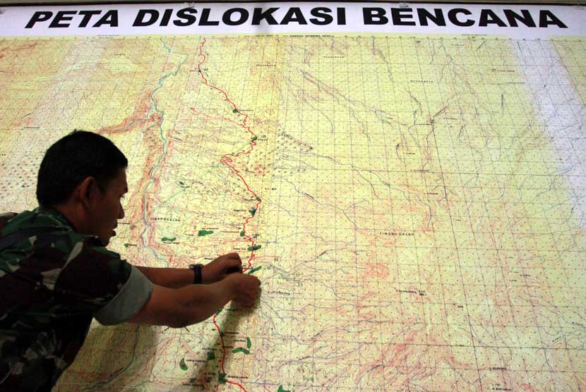    Prajurit TNI menandai posko penanganan korban gempa di Posko Utara Kabupaten Benar Meriah di Bener Meriah, Aceh, Jumat (5/7).    (Antara/Irwansyah Putra)