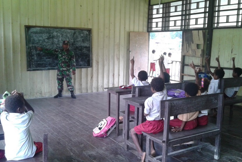 Prajurit TNI mengajar di Kampung Molov dan Kiwirok, Keerom, Papua. 