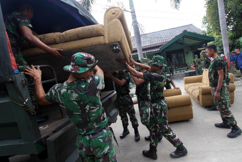 Prajurit TNI mengangkat barang-barang milik seorang anggota TNI saat melakukan pengusiran serta pengosongan rumah dinas di komplek TNI AD Gaperta Kodam I/Bukit Barisan, di Medan, Sumatera Utara, Kamis (24/3).